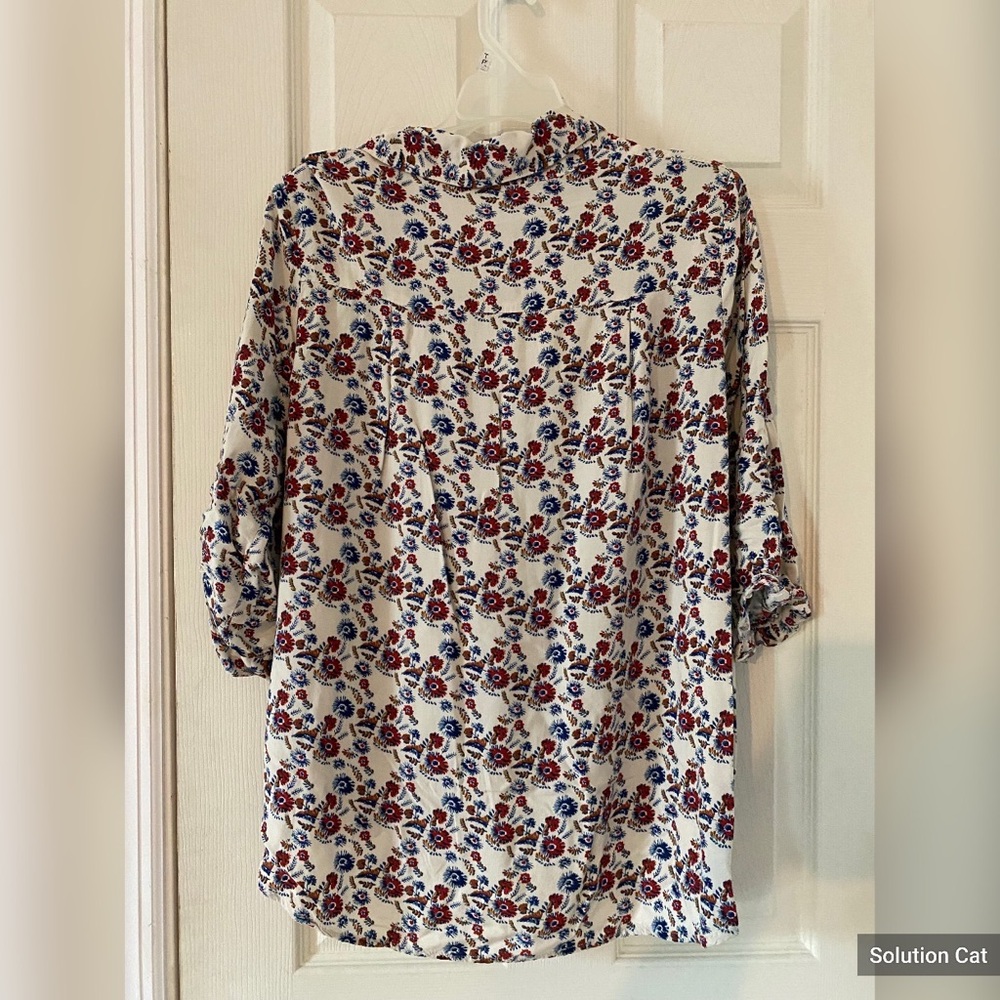 Very cute flower patterned button down shirt.